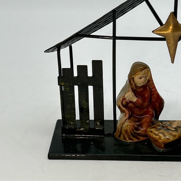 Vtg 5x4x1.5” Metal Nativity w/ Ceramic Joseph, Mary & Baby Jesus Manger … - Picture 6 of 14
